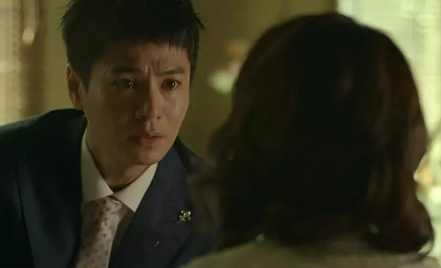 佢主動同家碧相認，令家碧喜極而泣。