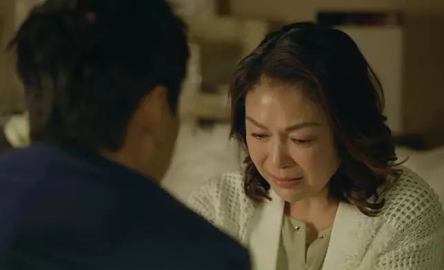 佢主動同家碧相認，令家碧喜極而泣。