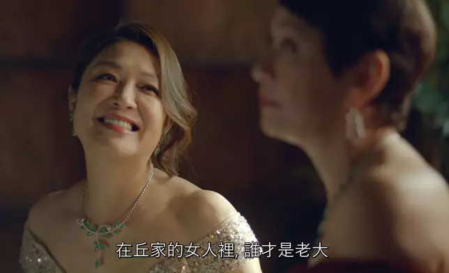 張鳳妮嘅晚裝Look超亮麗，難怪網民讚佢「凍齡有術」啦。