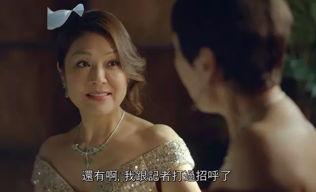 張鳳妮嘅晚裝Look超亮麗，難怪網民讚佢「凍齡有術」啦。