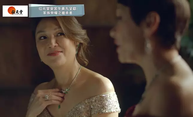 張鳳妮嘅晚裝Look超亮麗，難怪網民讚佢「凍齡有術」啦。