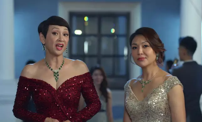 張鳳妮嘅晚裝Look超亮麗，難怪網民讚佢「凍齡有術」啦。