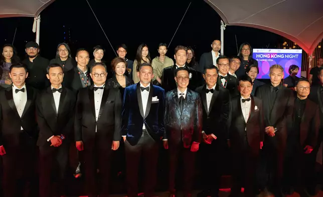 文化體育及旅遊局局長楊潤雄為康城影展的「香港之夜」主持祝酒儀式。