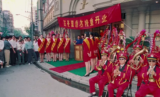 昔日黃河路的高級飯店多不勝數，由於當時正值香港影視業的黃金年代，故當時不少香港藝人獲邀到黃河路飯店擔任剪綵嘉賓。