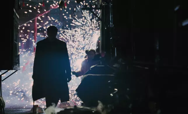 高度還原的昔日黃河路，及90年代上海人及香港人的精神，是劇集重心之一。