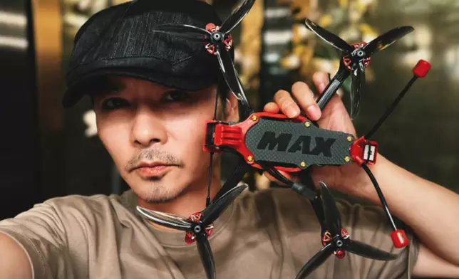 經理人送模型穿越機做禮物