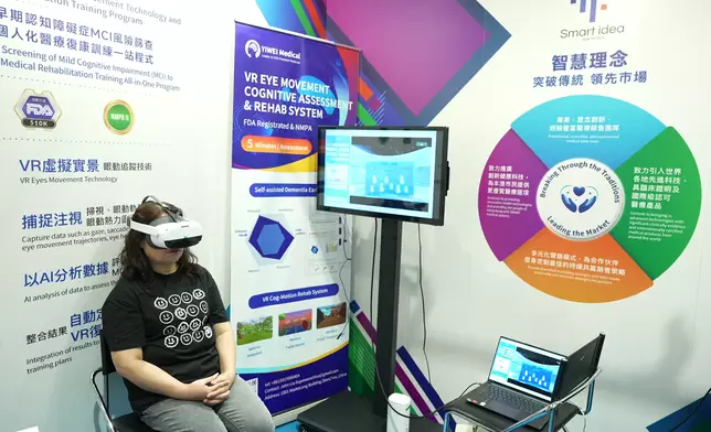 入場人士試用「Virtual Brain VR」系統（巴士的報記者攝）