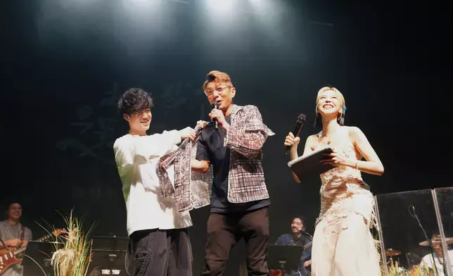 陳慧敏更拉上本為座上客的歌手朋友上台，分別為尾二場的周國賢先合唱《天高海深》。