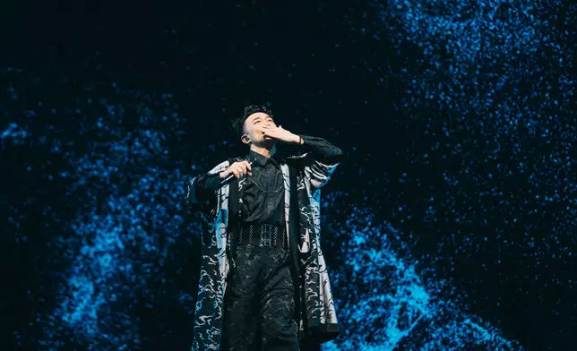 陳奕迅獻唱《任我行》時感動落淚。