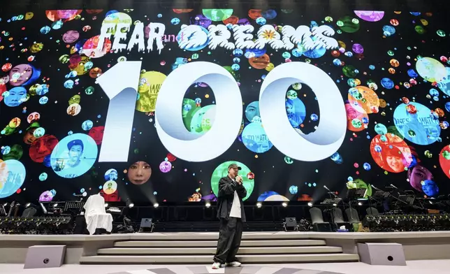 陳奕迅騷前與團隊慶祝舉行第100場「Fear and Dreams 演唱會」。