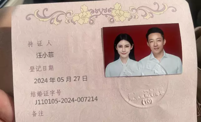 汪小菲今日晒出多張結婚證的照片，官宣已經經婚。