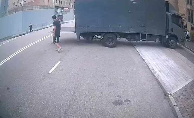 貨車司機在事發後走到車尾查看。(Sing Yiu@車cam L（香港群組）短片截圖）