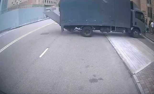 一架貨車在路中心打開尾板。(Sing Yiu@車cam L（香港群組）短片截圖）