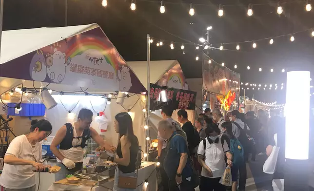 「龍騰觀塘新春夜巿」美食攤位及表演當前，吸引人流及打卡。