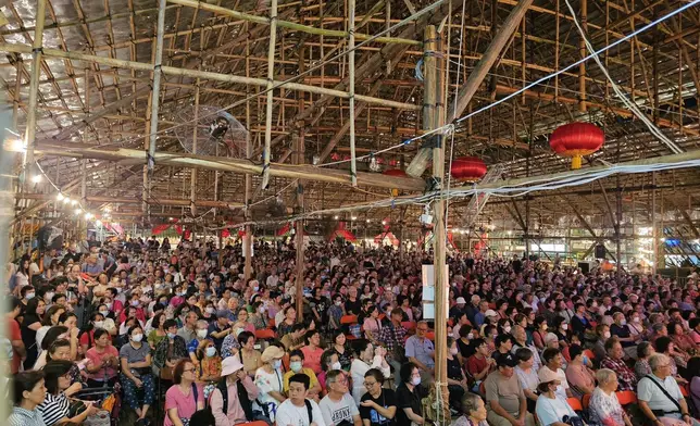 「西貢天后寶誕廟會」舉行期間，天后廟前大戲棚逼滿人群，市集商戶表示銷情理想，賣到唔夠貨賣。