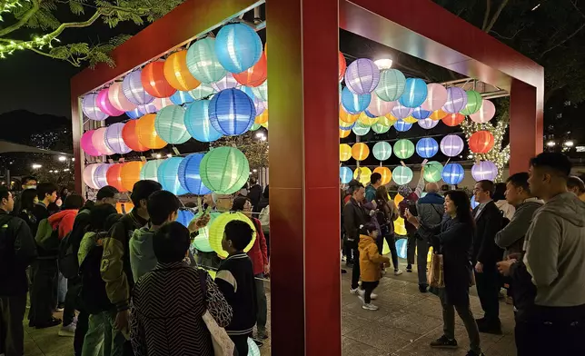「沙田元宵樂繽紛」活動設有花燈和打卡布置、舞台表演及傳統手工藝攤位，並與區內商戶合作派發優惠券，刺激市民消費意欲，吸引超過14000人次入場。