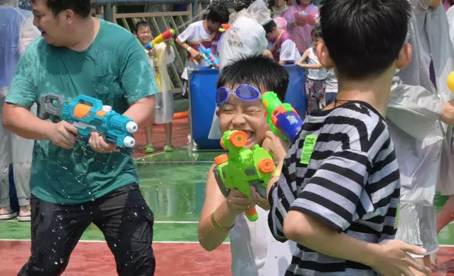 「龍城美食潑水泰繽紛」集泰國與九龍城地區特色於一身玩樂體驗，兩日共8場潑水環節，累計有約3,300名市民及遊客參與。