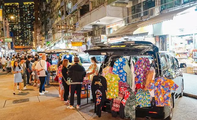 「龍城美食潑水泰繽紛」集泰國與九龍城地區特色於一身。車尾箱市集為大家帶來嶄新的購物體驗。鄰近食肆則表示，活動舉行期間比往常的週末多做2至3輪生意。