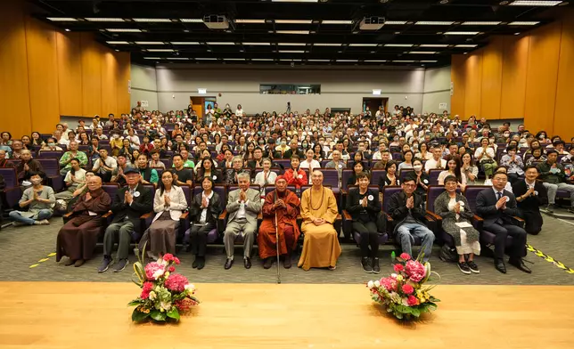 靈鷲山開山住持心道法師與參加演講會的香港民眾大合影。（圖由靈鷲山佛教教團提供）