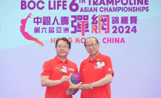 中國香港體操總會榮譽會長貝鈞奇（右）向中銀人壽執行總裁鄧子平（左）致送紀念品，感謝其對「中銀人壽第六屆亞洲彈網錦標賽」的支持。圖片由中銀人壽提供