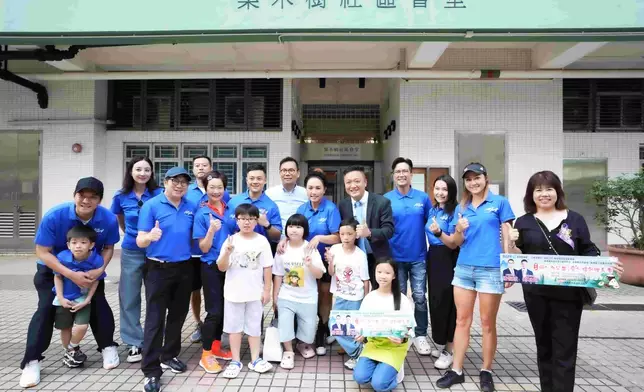 香港藝人高爾夫協會 （AGA）會員日前拉隊到梨木樹邨參與「同心為公益 端午節愛心禮包贈長者」活動