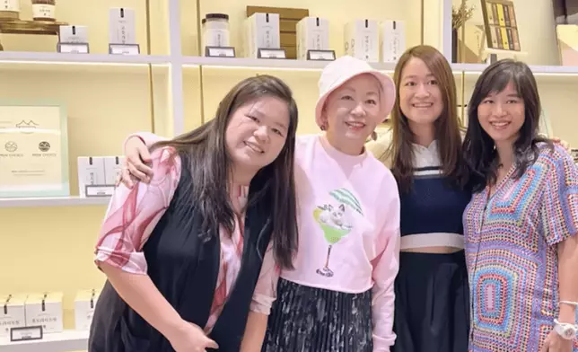 曾擔心癌細胞會遺傳給三名女兒，做遺傳基因檢查後確認癌症基因沒有遺傳給女兒們。