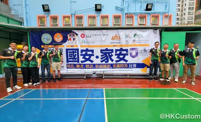海關義工隊到深水埗參與「國安‧家安比賽頒獎典禮」，協助場地支援工作。(香港海關FB圖片)