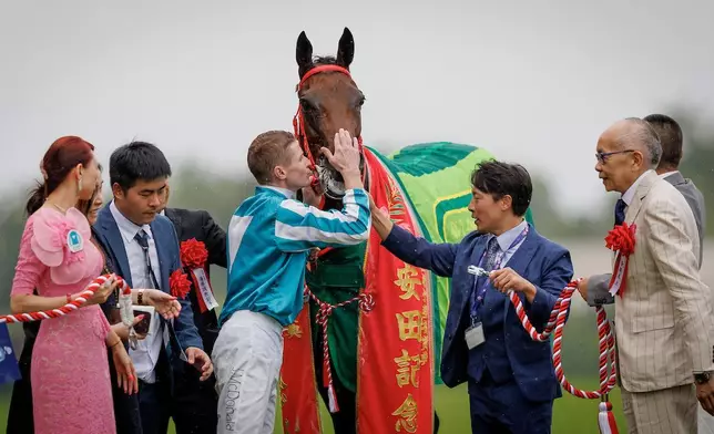 由沈集成訓練的「浪漫勇士」在麥道朗胯下勇奪在東京競馬場舉行的安田紀念賽 (1600米一級賽) 冠軍。