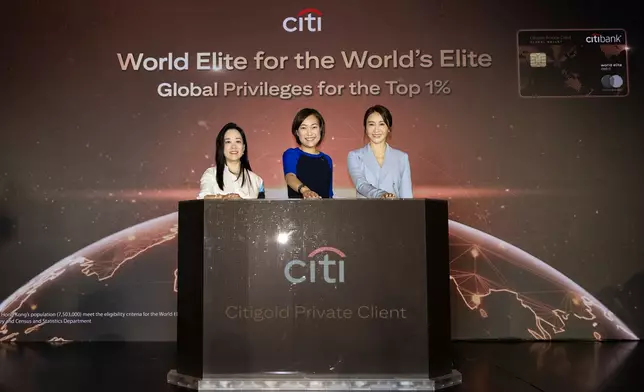 （由左至右）：Mastercard香港及澳門總經理陳一芳女士、花旗銀行（香港）有限公司總裁江碧彤女士，以及嘉賓黎姿女士共同主持全新花旗Citigold Private Client World Elite Mastercard扣賬卡揭幕儀式。
