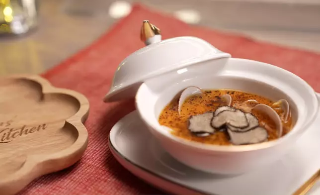 嘉欣嘅Solo參賽作品係「松露花甲茶碗蒸」。