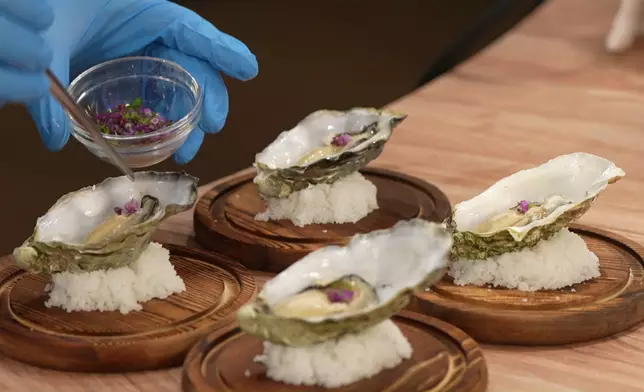 諾懿嘅「煙燻柚子清酒蠔」，無論擺盤甚至上菜嘅演繹都勁震撼！