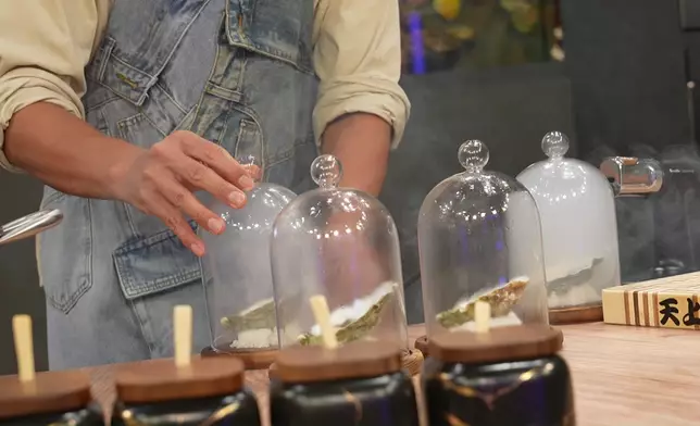 諾懿嘅「煙燻柚子清酒蠔」，無論擺盤甚至上菜嘅演繹都勁震撼！