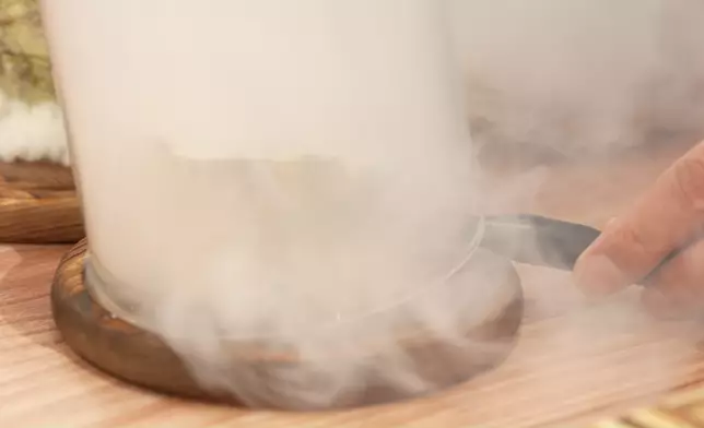 諾懿嘅「煙燻柚子清酒蠔」，無論擺盤甚至上菜嘅演繹都勁震撼！