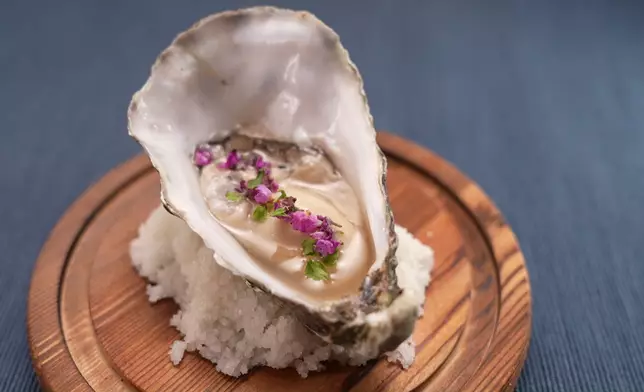 諾懿嘅「煙燻柚子清酒蠔」，無論擺盤甚至上菜嘅演繹都勁震撼！