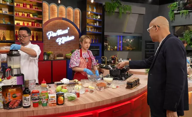 嘉欣細心洗刷鮑魚，引來幟哥開金口教路！