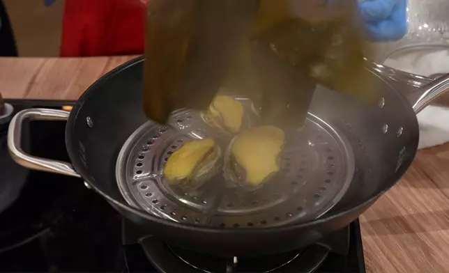 嘉欣細心洗刷鮑魚，引來幟哥開金口教路！