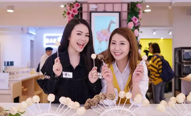 支嚳儀除了是歌手的身份外，同時亦是自助烘焙店老闆，其開設的烘焙學校更在馬來西亞及菲律賓都有分店，今年更會在加拿大開分店。