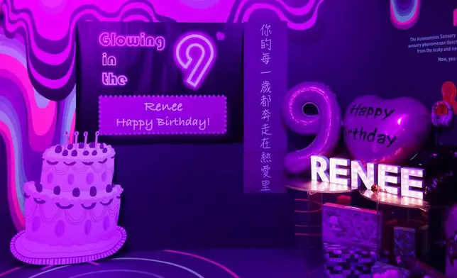 佈景板寫上「Glowing in the 9. Renee Happy Birthday！你的每一歲都奔走在熱愛裏」。