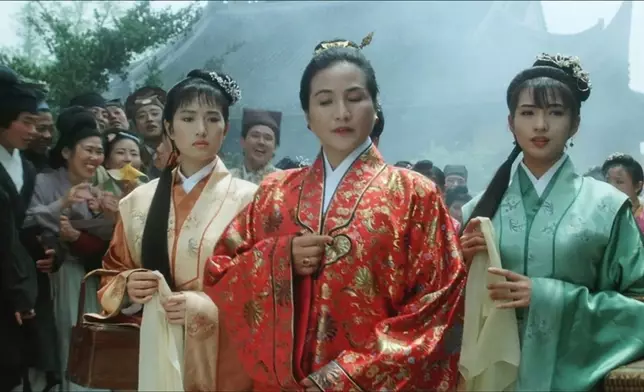 溫翠蘋（右）於《唐伯虎點秋香》飾演「冬香」一角而為人認識。