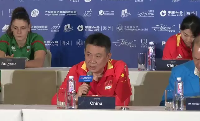 國家隊女排主教練蔡斌在記者會上回應提問。(Volleyball Nations League - HK FB直播截圖)