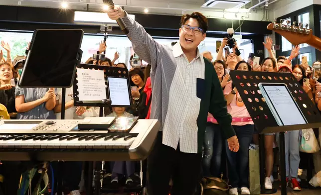 羅啟豪昨日（10日）於中環街市內作第一次的街頭演唱。