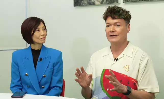 李志剛（右）表示2002年第一次擔任「十大中文金曲」頒獎禮司儀印象難忘（巴士的報記者攝）