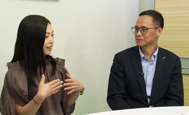 香港電台第二台節目總監程潔瑩（左）表示每個人成長時期所聽的歌，永遠最深入心坎 （巴士的報記者攝）