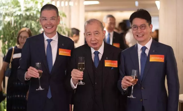 聯席行政總裁李民橋(左)、執,行主席李國寶、聯席行政總裁李民斌(右)