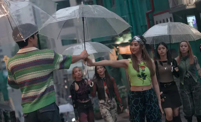 填詞人T-Rexx表示今次用字嘗試Bitchy少少，以此打破女仔一定要斯文、溫柔的傳統形象。