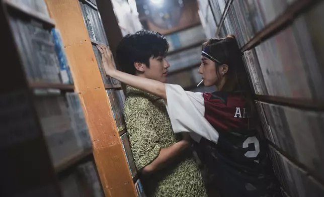 在懷舊漫畫店對心儀男孩積極展開追求攻勢。