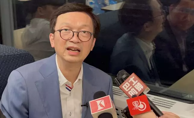 香港開往上海動臥列車首航，運輸及物流局副局長廖振新在車上接受訪問。(巴士的報記者攝)