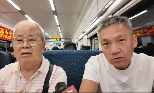 香港開往上海動臥列車首航，乘客喬先生、譚先生滿意列車情況。(巴士的報記者攝)