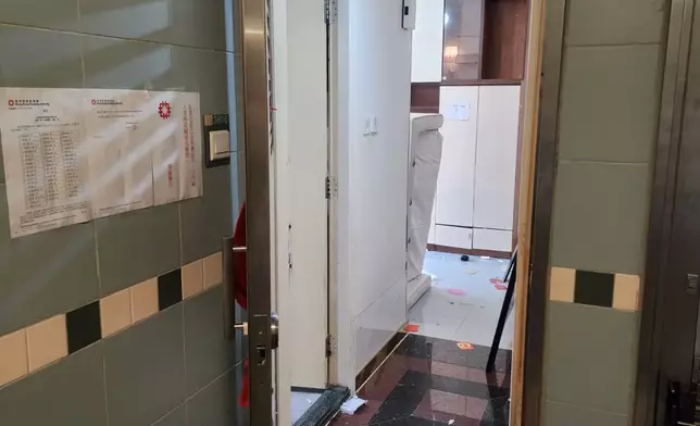 被指為羅冠聰母親租住單位及門外的通告。 東湧友！FB