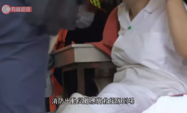 酒樓女工被被攪拌機夾手，連同機器一起送伊利沙伯醫院治理。(有線新聞影片截圖)